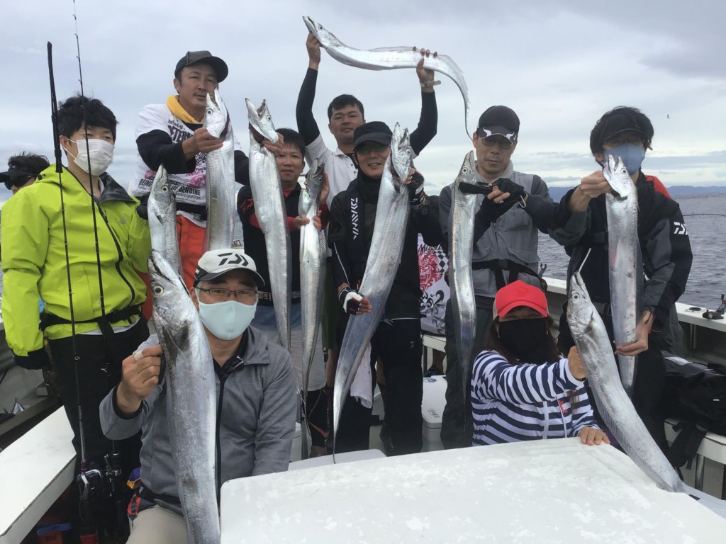 ドラゴンがドドーン 船中で巨大なタチウオが2ケタ釣れる船釣りが魅力的すぎる ニュース つりそく 釣場速報