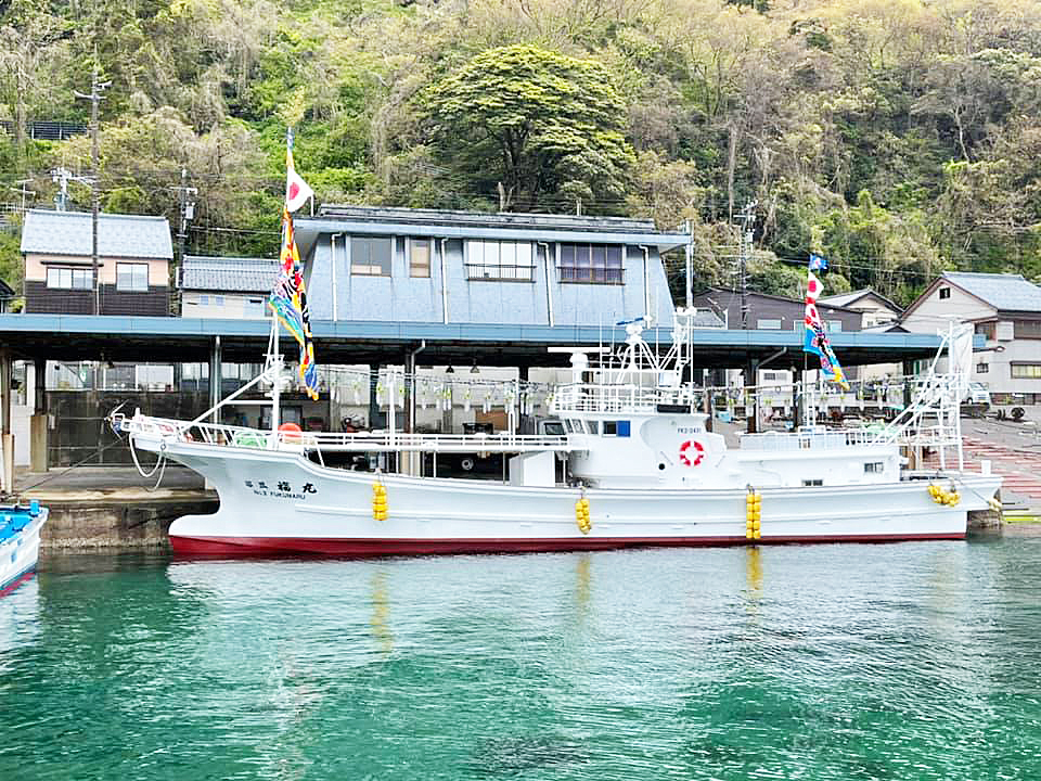 こんな釣り船 見たことない 揺れないから船に弱い人も安心 日本海最大級のイカ釣り船で美味なケンサキイカを釣りに行こう ニュース つりそく 釣場速報