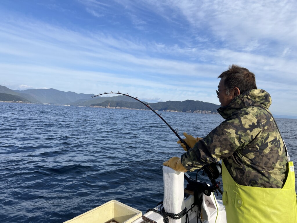 魚釣り サーフからの『ノマセ釣り』で60cmヒラスズキ手中【和歌山・富田浜